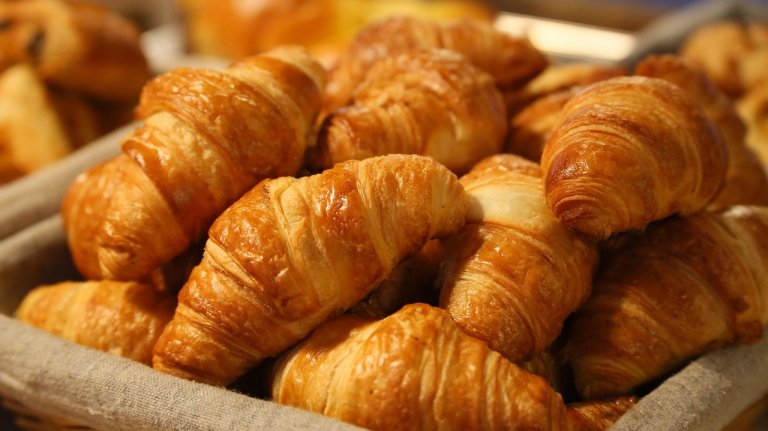 Croissanter i en kurv.