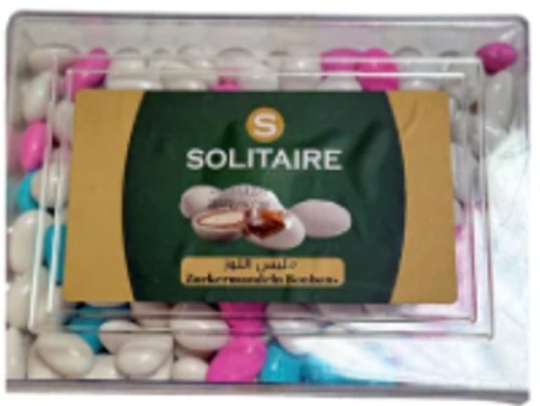 Gjennomsiktig plast pakning merket med "Solitaire" som inneholder hvite, turkise og rosa glasserte mandler