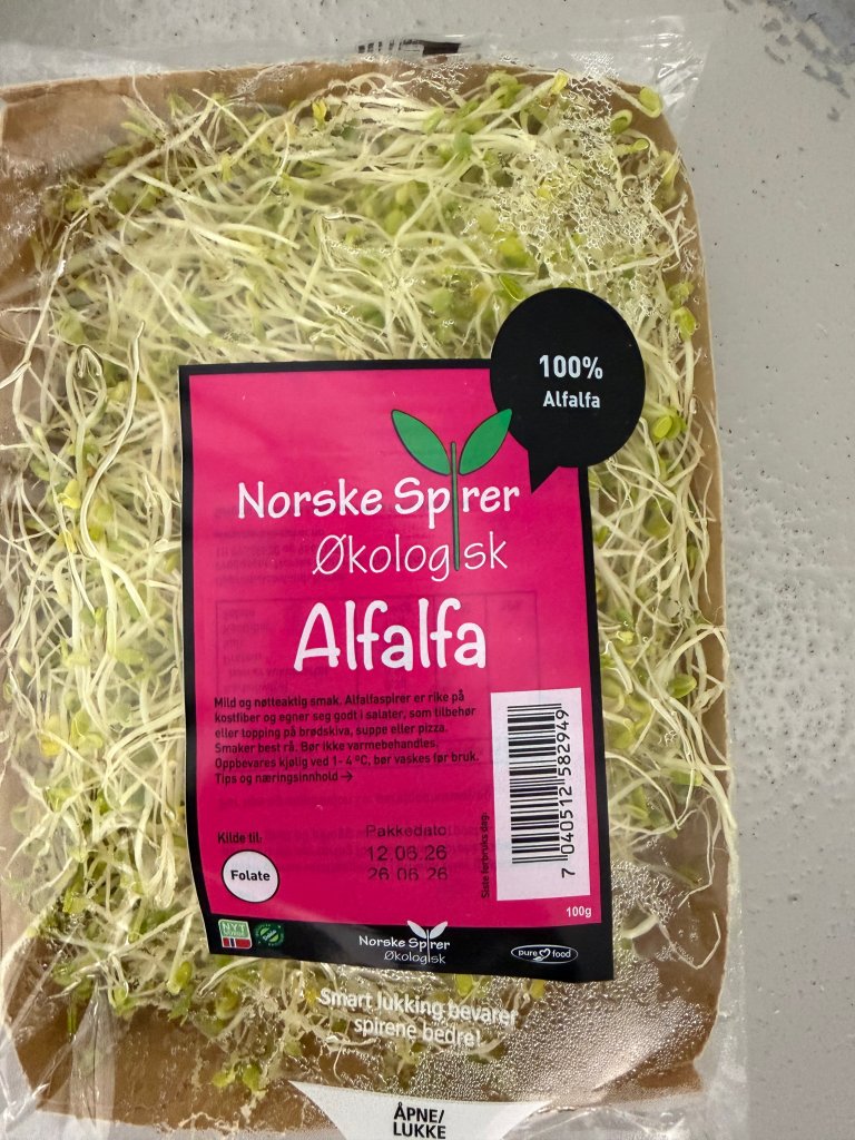 En pakke Norske Spirer Alfalfa i et avlangt pappbeger med plast rundt.