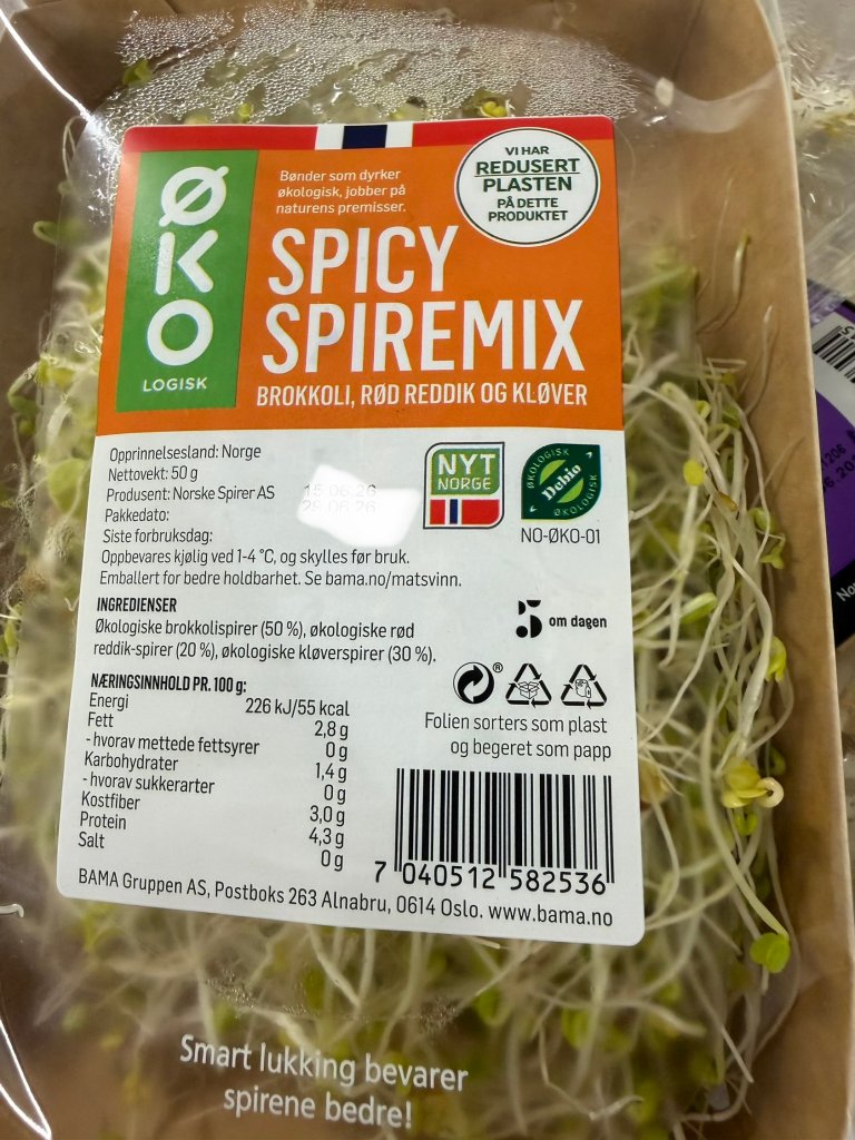 En pakke Norske spirer Spicy Spiremix i et avlangt pappbeger med plast rundt.