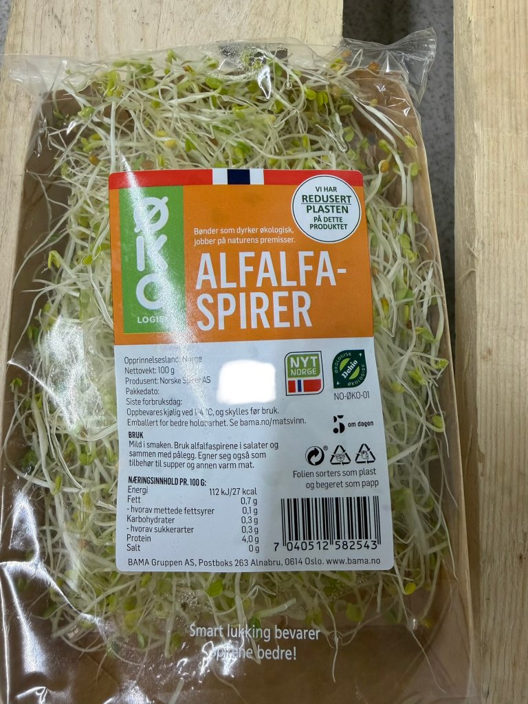 En avlang pakke alfalfaspirer som består av et pappbeger med plast rundt.