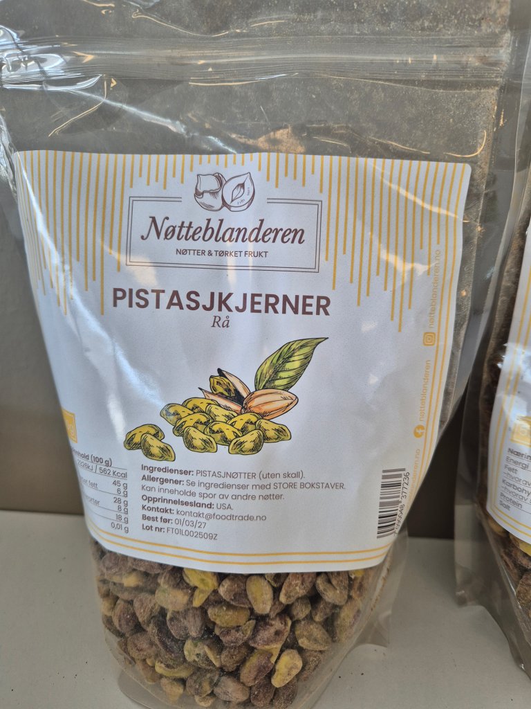 Blank pose med teksten pistasjkjerner rå