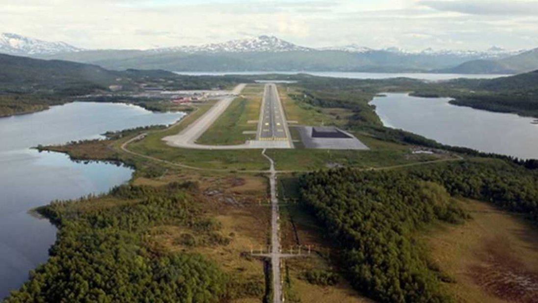 Foto av rullebanen på Evens flyplass, tatt fra luften.