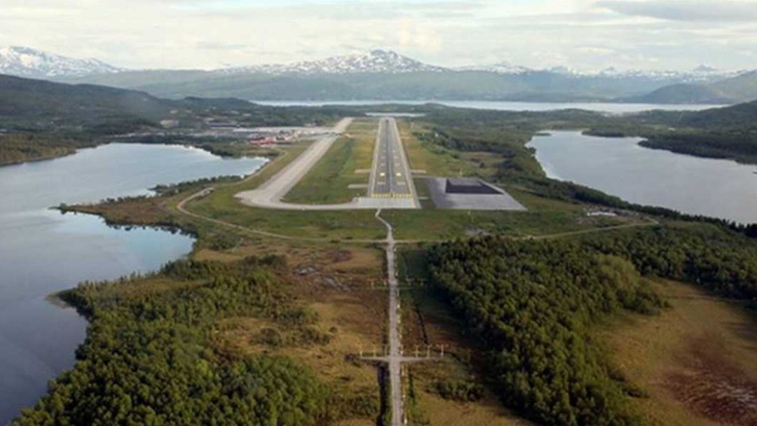 Foto av rullebanen på Evens flyplass, tatt fra luften.