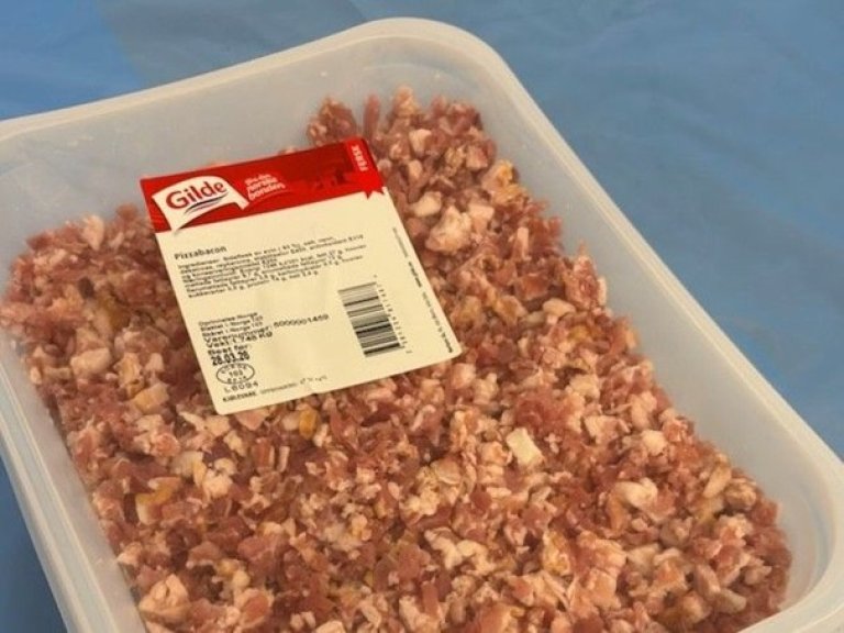 Plastbakke med kjøtt i små biter og merkelapp med teksten Gilde og produktinformasjon.