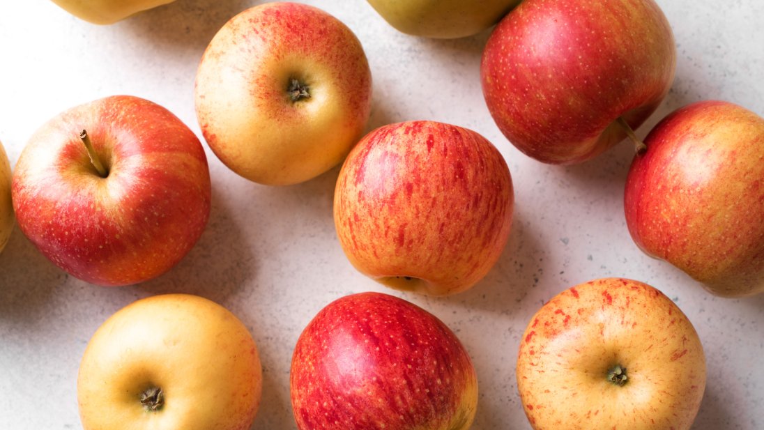Bilde av epler på et bord