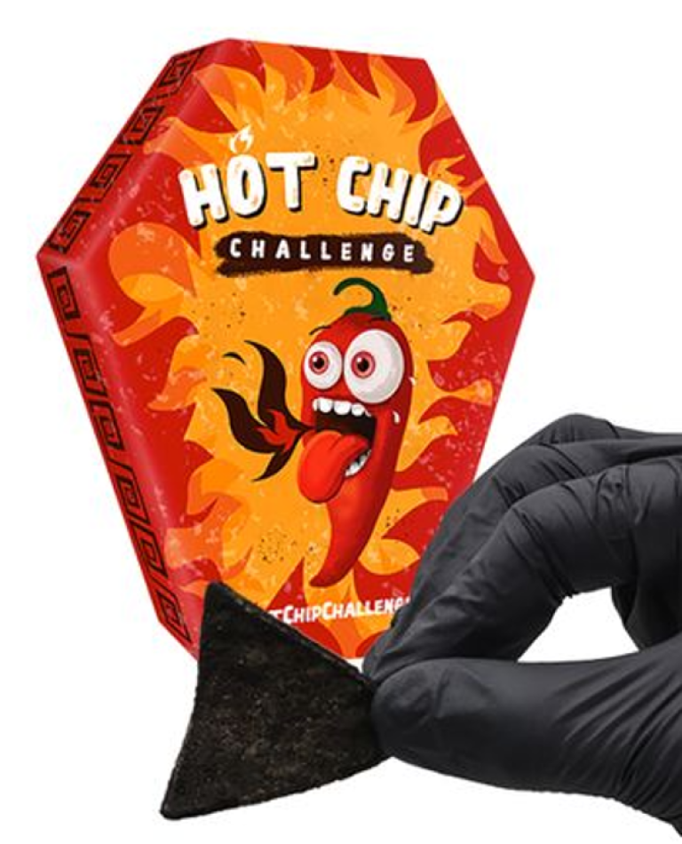 En pakke Hot Chip Challende og en hanskekledd hånd som holder i et sort chipsflak.