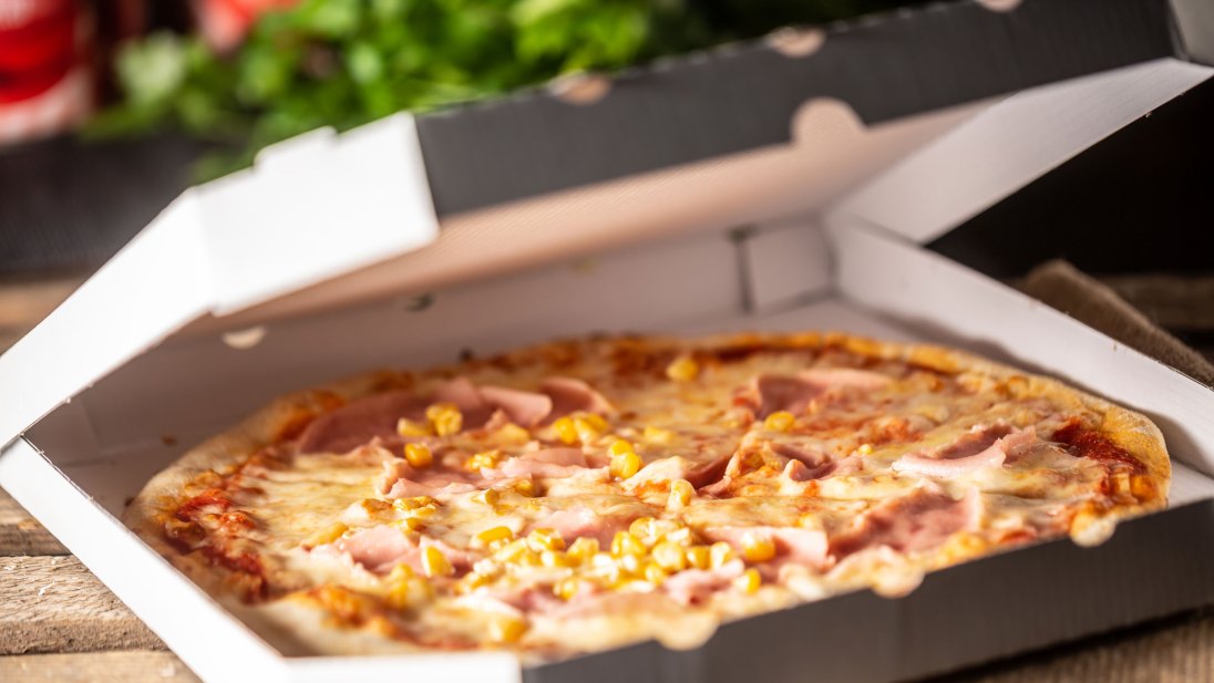 Bilde av ein pizza i ein pappkartong