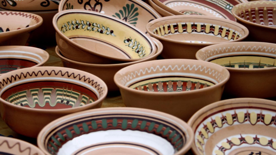 Bilde av mange ulike keramikkskåler