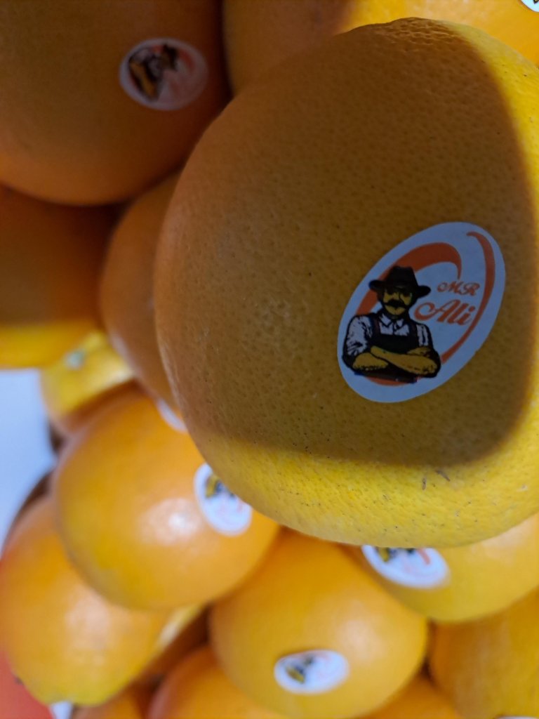 Nærbilde av appelsiner med Mr. Ali-merke på