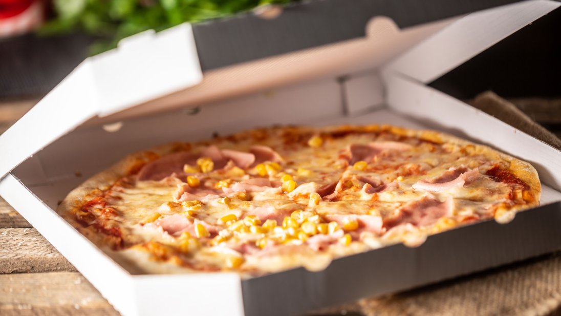 Bilde av en pizza i en pappkartong